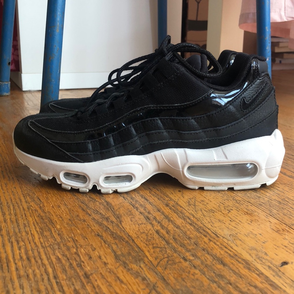 NIKE AIR MAX